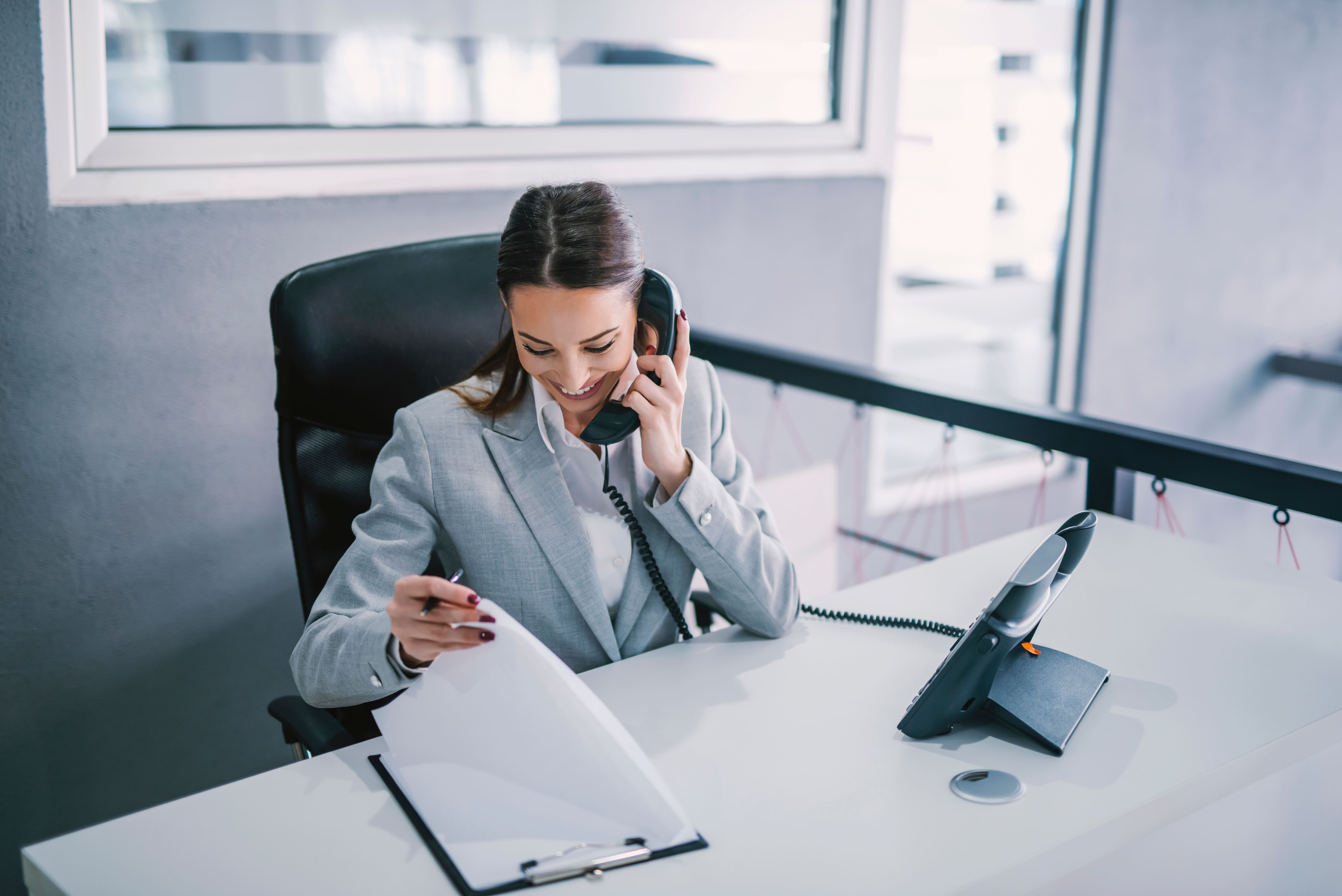 jovem-falando-no-telefone-em-um-escritorio